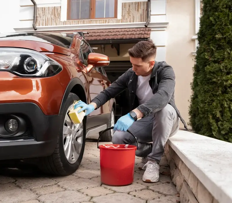 Lavage auto à domicile Sous-Parsat : professionnel intervenant sur un véhicule
